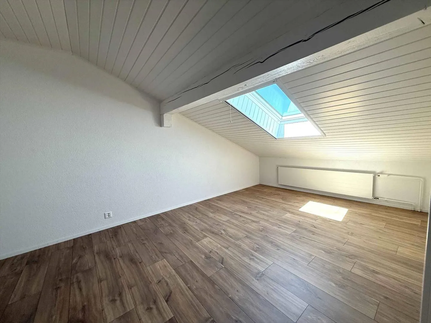 Komplette Renovierung, wunderschöne neue Wohnung im Dachgeschoss (Loft-Typ) - Foto 4 von 6