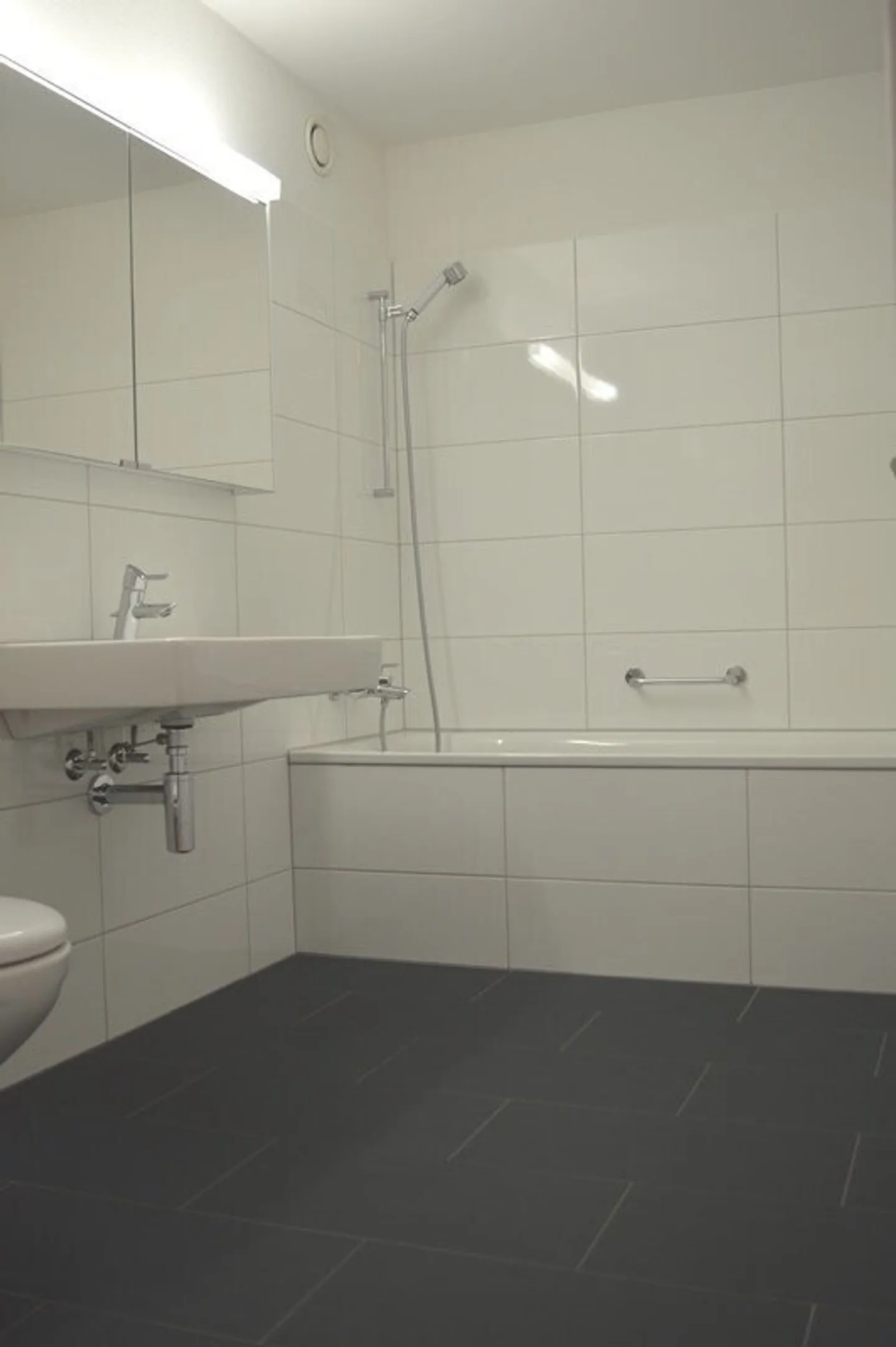 Sunny apartment in well-maintained property with lots of charm - Photo 7 of 8