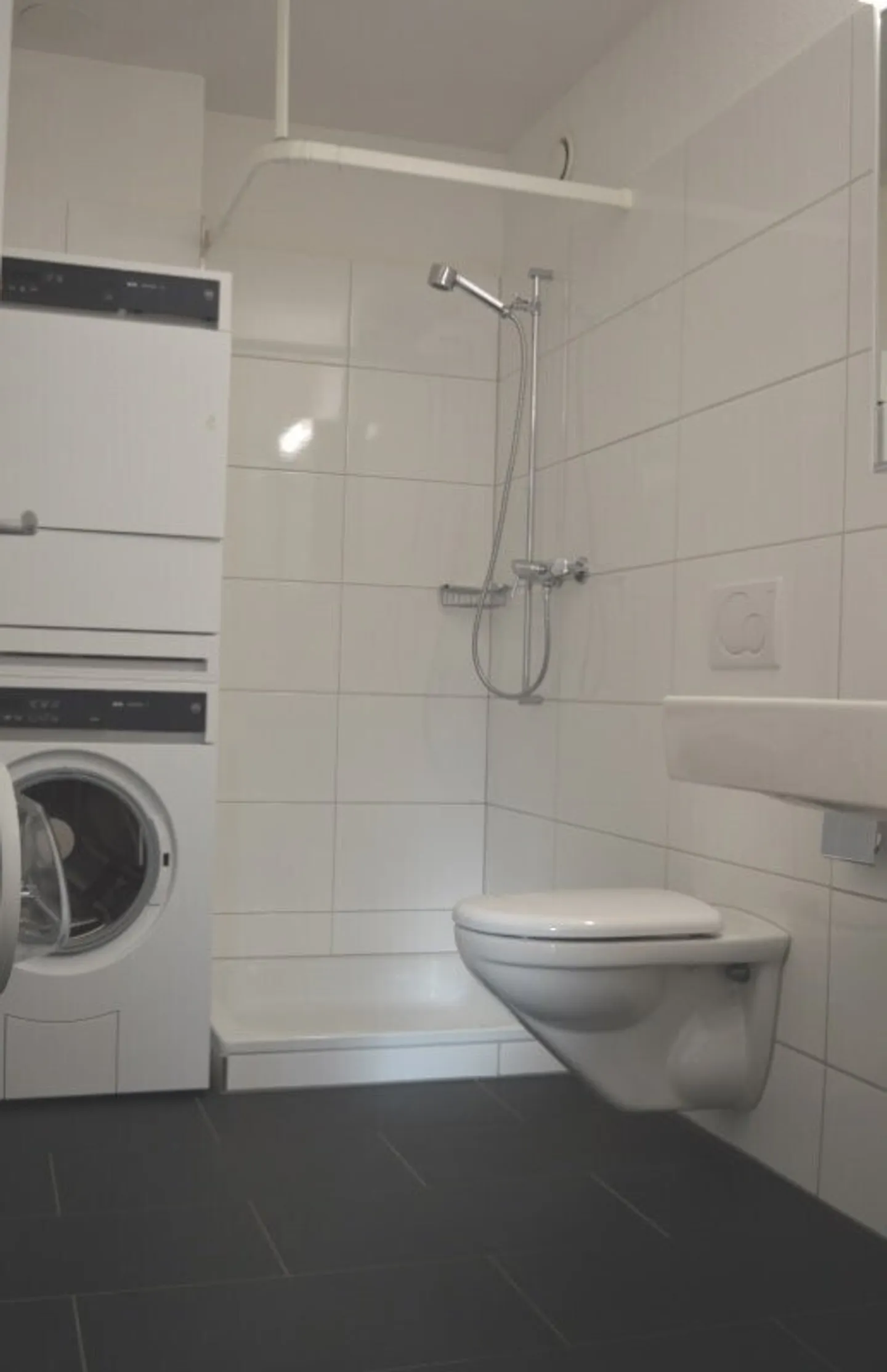 Sunny apartment in well-maintained property with lots of charm - Photo 8 of 8