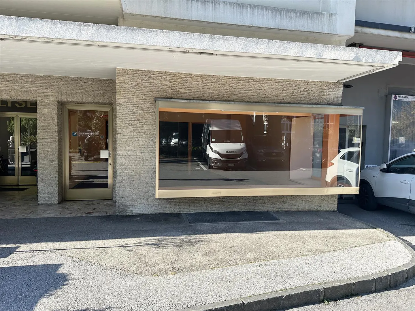 Sierre, locale commerciale con cantina ampliabile di 30 m2 su richiesta nel centro città - Foto 1 di 14