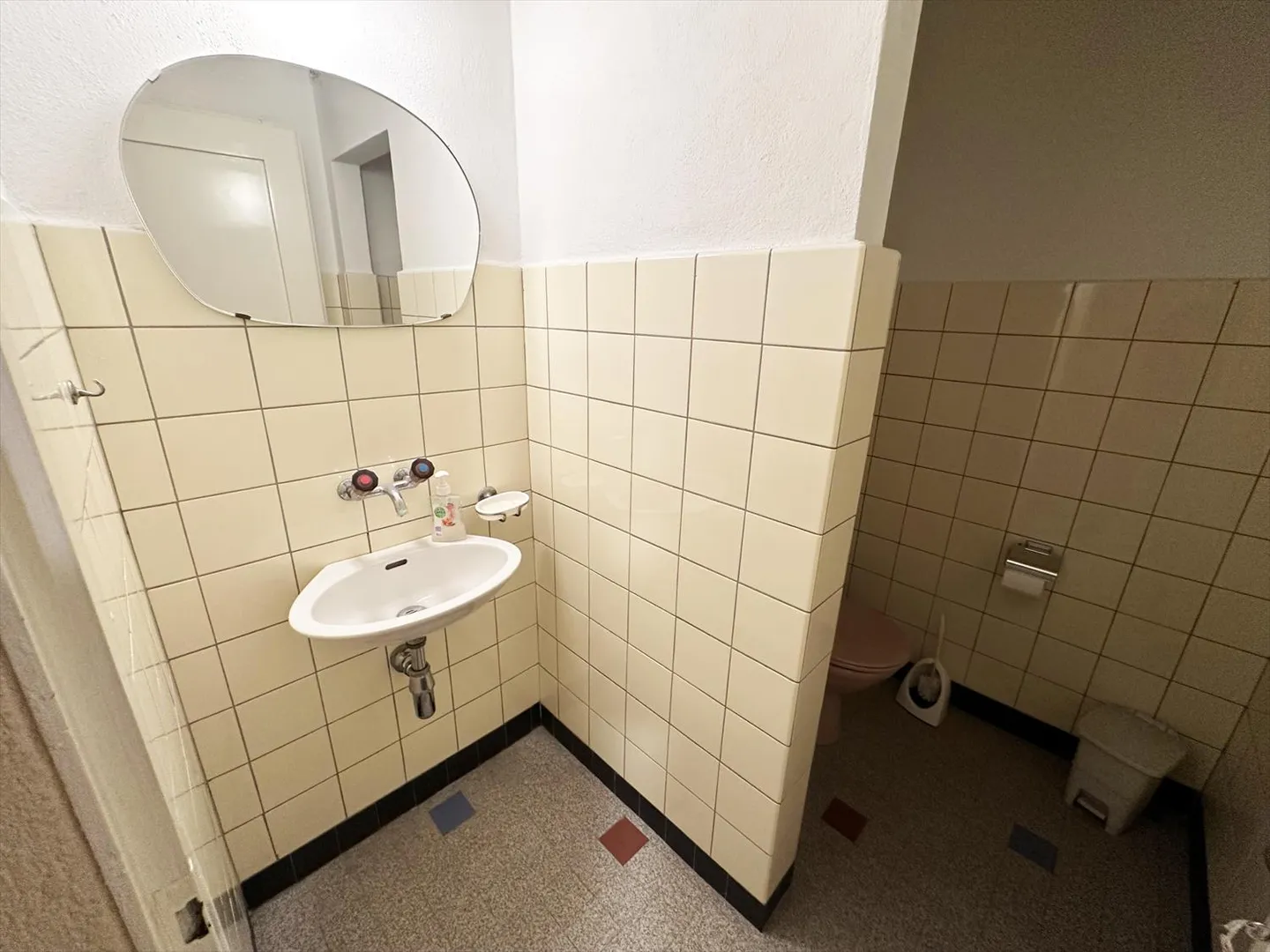 Sierre, locale commerciale con cantina ampliabile di 30 m2 su richiesta nel centro città - Foto 13 di 14