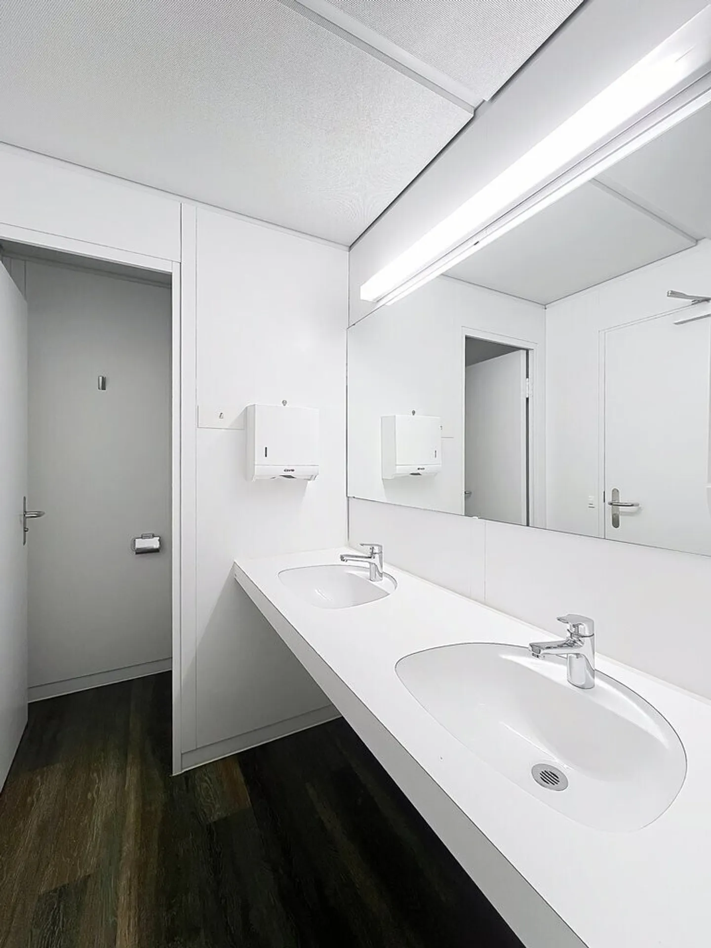 Superficie luminosa di 264 m2 a due passi dall'aeroporto - Foto 5 di 8