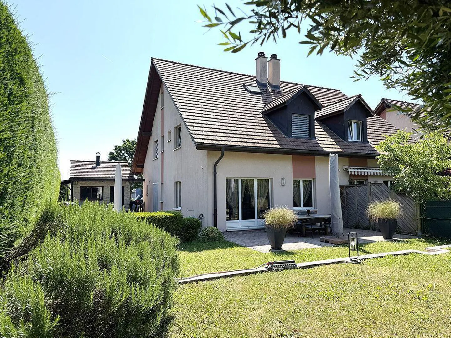 Charming semi-detached villa with 4.5 rooms, lovely landscaped garden - Photo 1 of 12