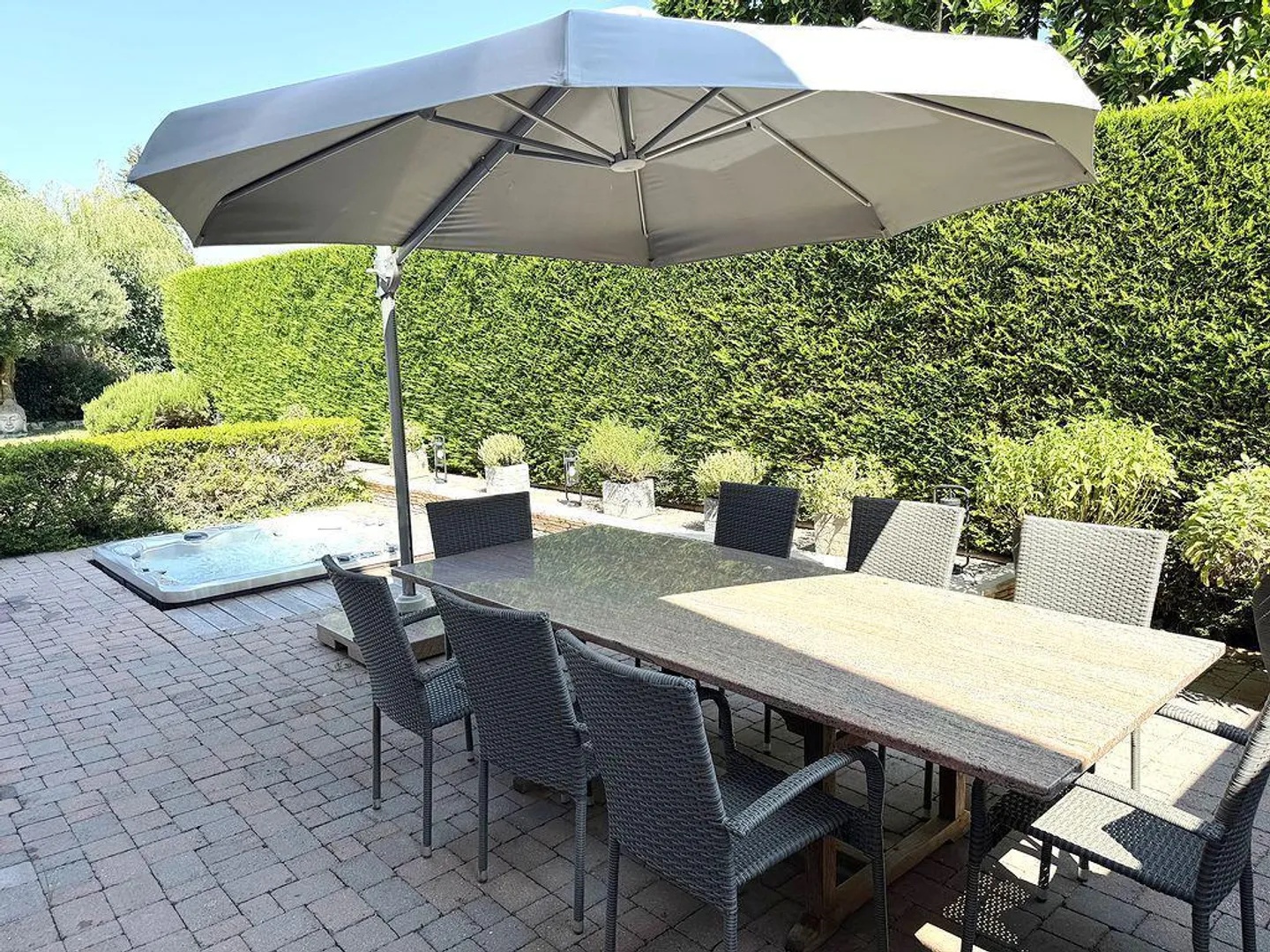 Charming semi-detached villa with 4.5 rooms, lovely landscaped garden - Photo 2 of 12