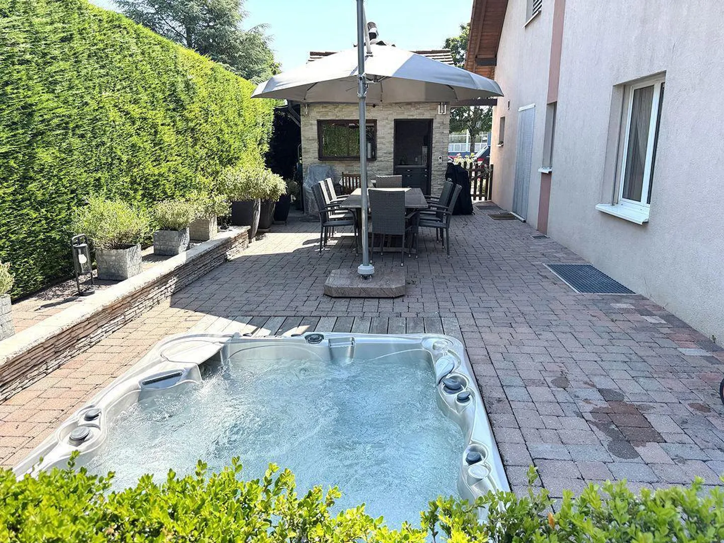 Charming semi-detached villa with 4.5 rooms, lovely landscaped garden - Photo 3 of 12