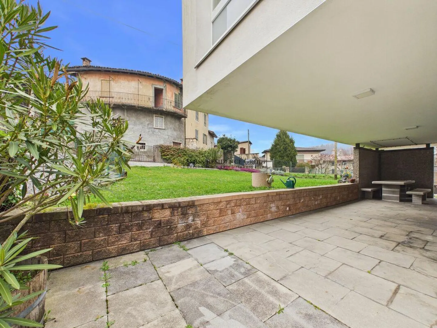Casa con grande spazio e magazzino affittabile - eccellente opportunità ad Arzo - Foto 3 di 16
