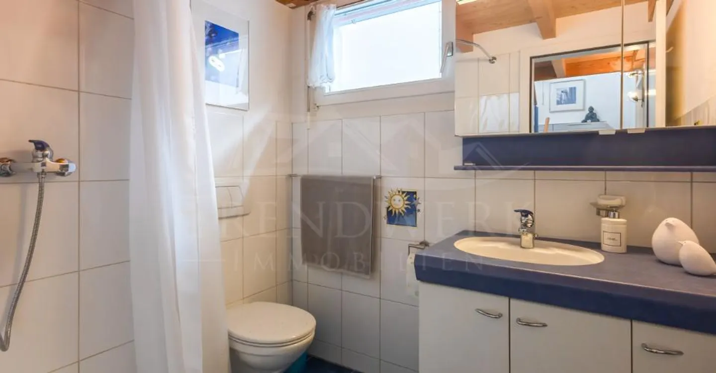 Maison jumelée spacieuse de 5 pièces avec deux places de parking à Neuenegg - Photo 7 sur 12