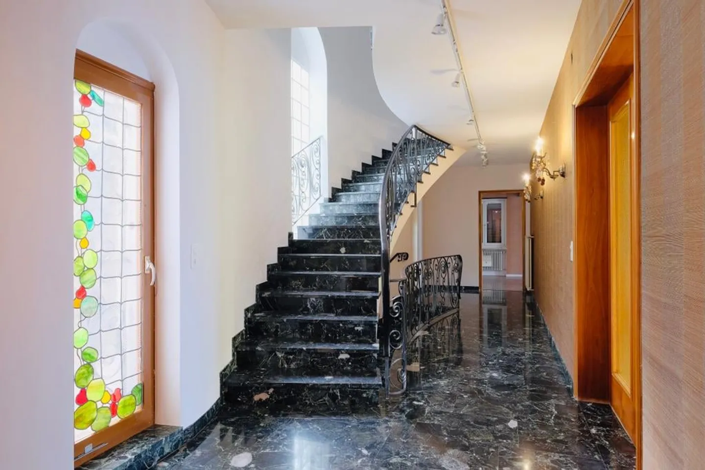 Proponiamo meravigliosa villa con piscina e vista lago - Foto 1 di 12