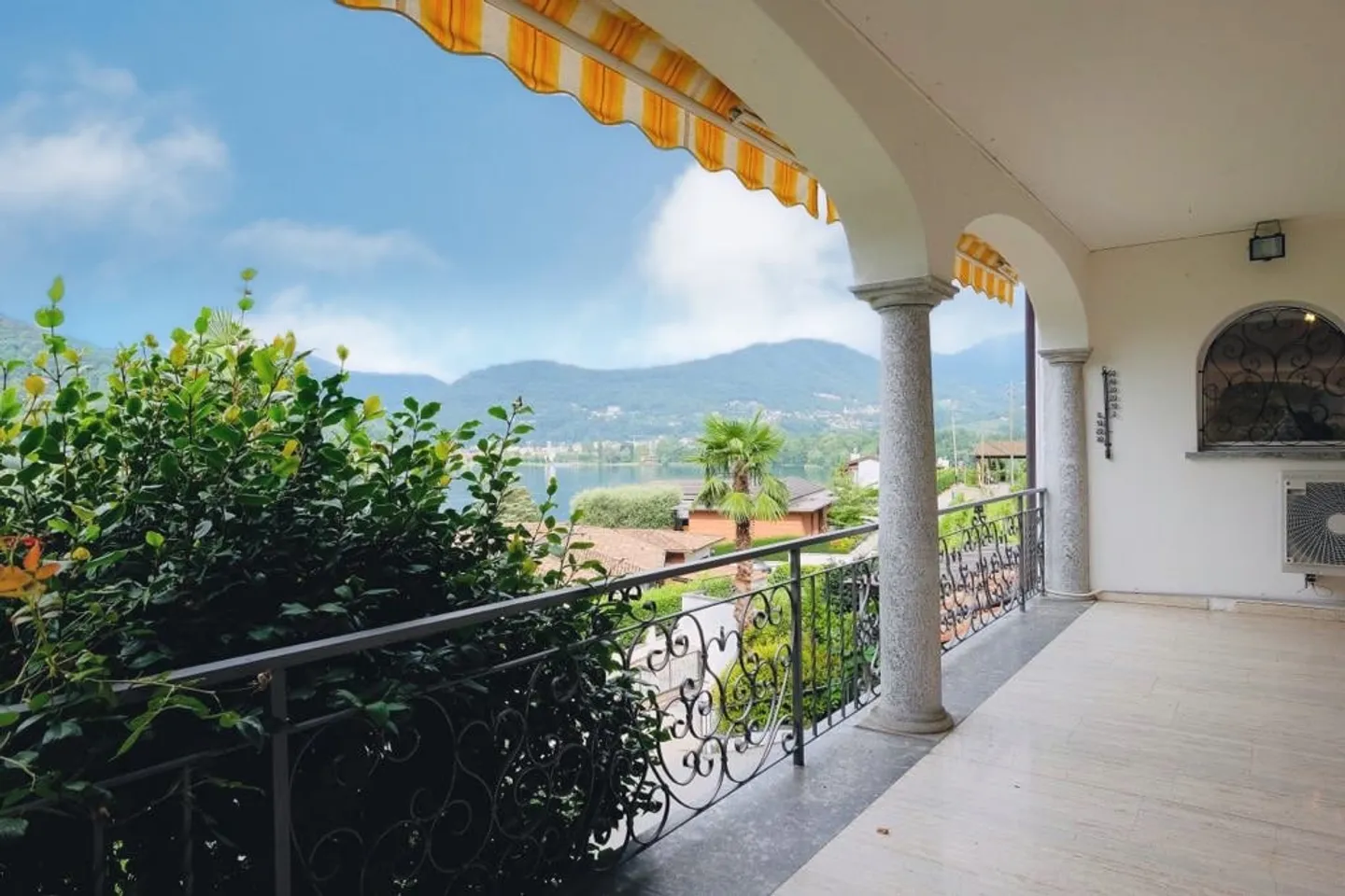 Proponiamo meravigliosa villa con piscina e vista lago - Foto 2 di 12