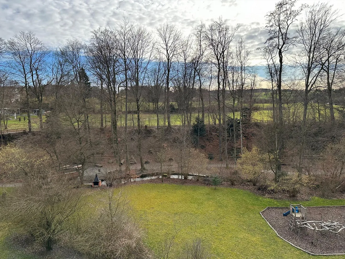 Bright 4.5-room apartment with a view of greenery, parquet, quiet and central - Photo 2 of 16