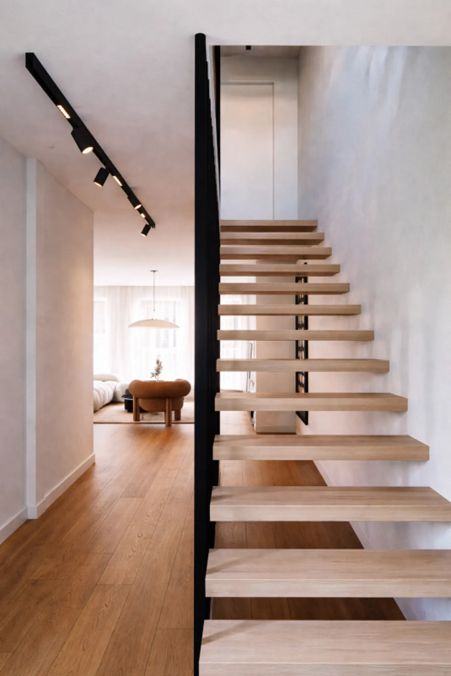 5½-Room Semi-Detached House with South/West Garden - Fully Renovated, Available Mid to Late March 2026 - Photo 7 of 14