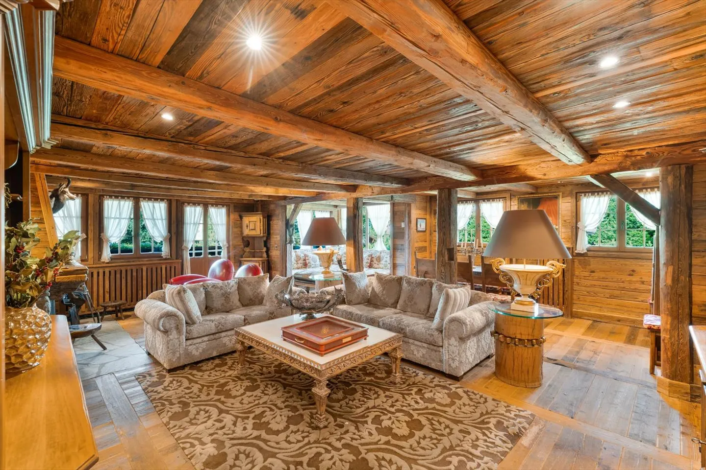 Chalet straordinario a pochi passi dal campo da golf di Crans-Montana - Foto 1 di 13