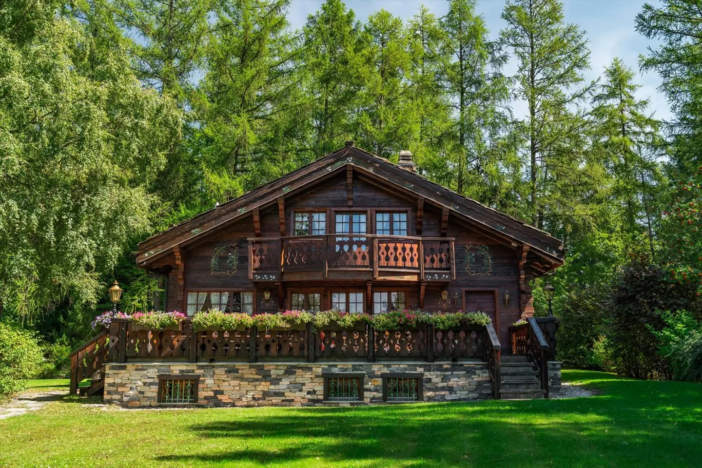 Chalet straordinario a pochi passi dal campo da golf di Crans-Montana - Foto 2 di 13