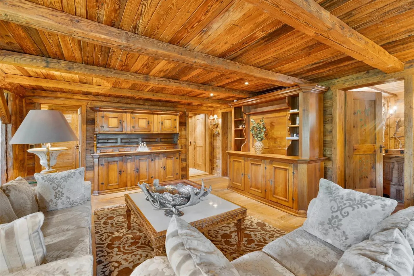 Chalet straordinario a pochi passi dal campo da golf di Crans-Montana - Foto 3 di 13