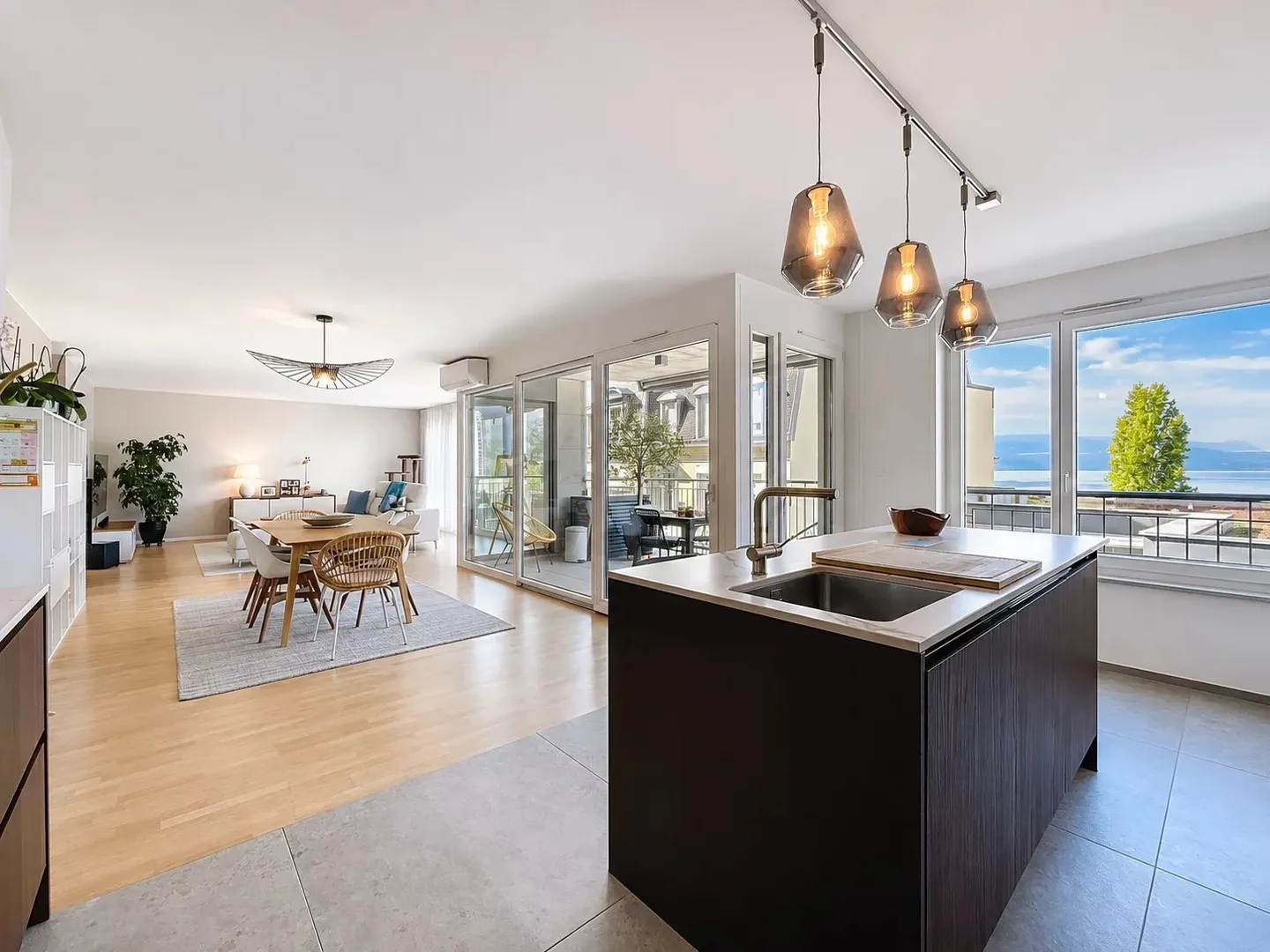Helles Apartment mit Seeblick - Foto 1 von 13