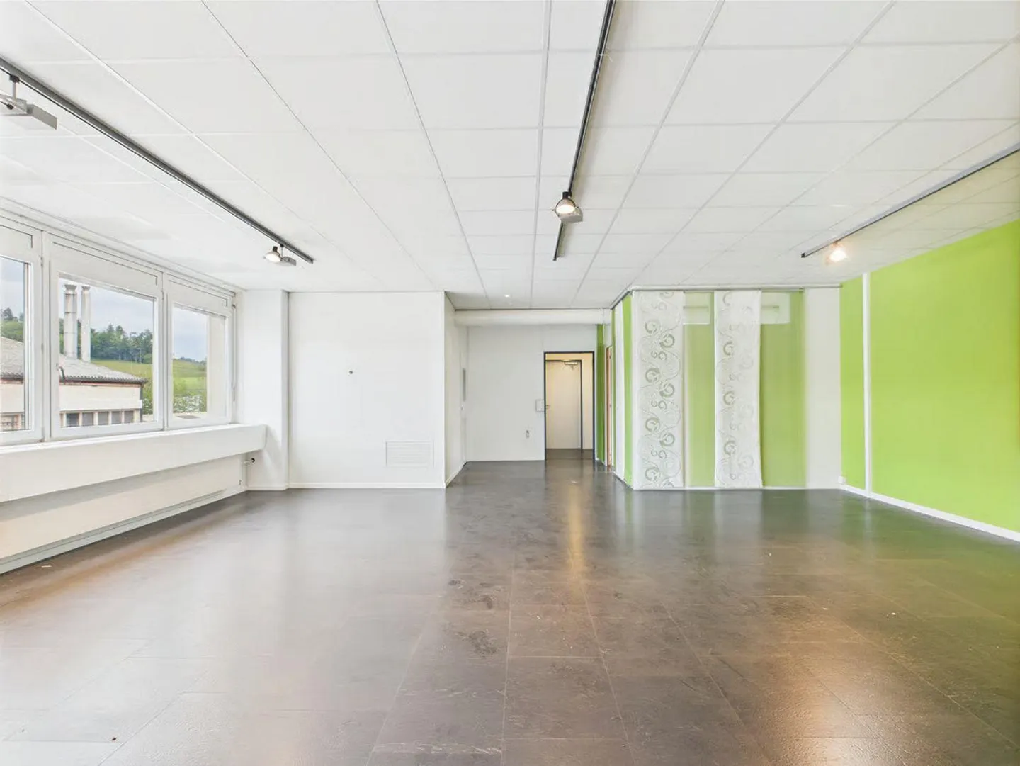 Spazio ufficio moderno di 310 m2 al 2° piano a Murten - Foto 1 di 19