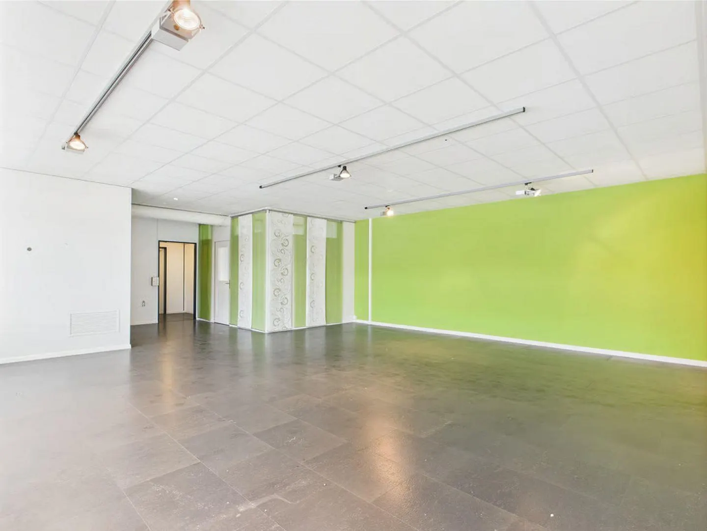 Spazio ufficio moderno di 310 m2 al 2° piano a Murten - Foto 4 di 19