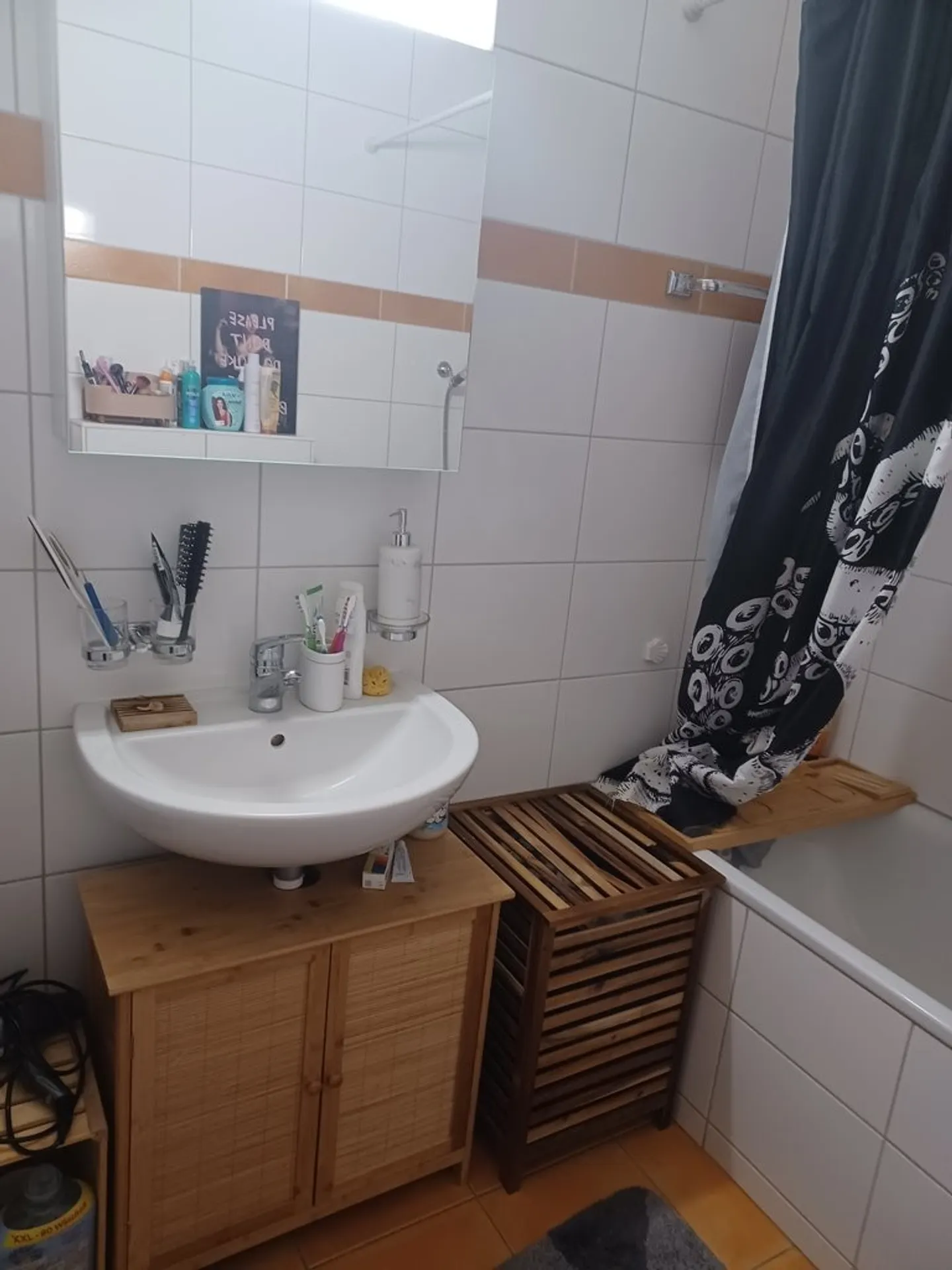 Charming Apartment Near Center - Photo 4 of 9
