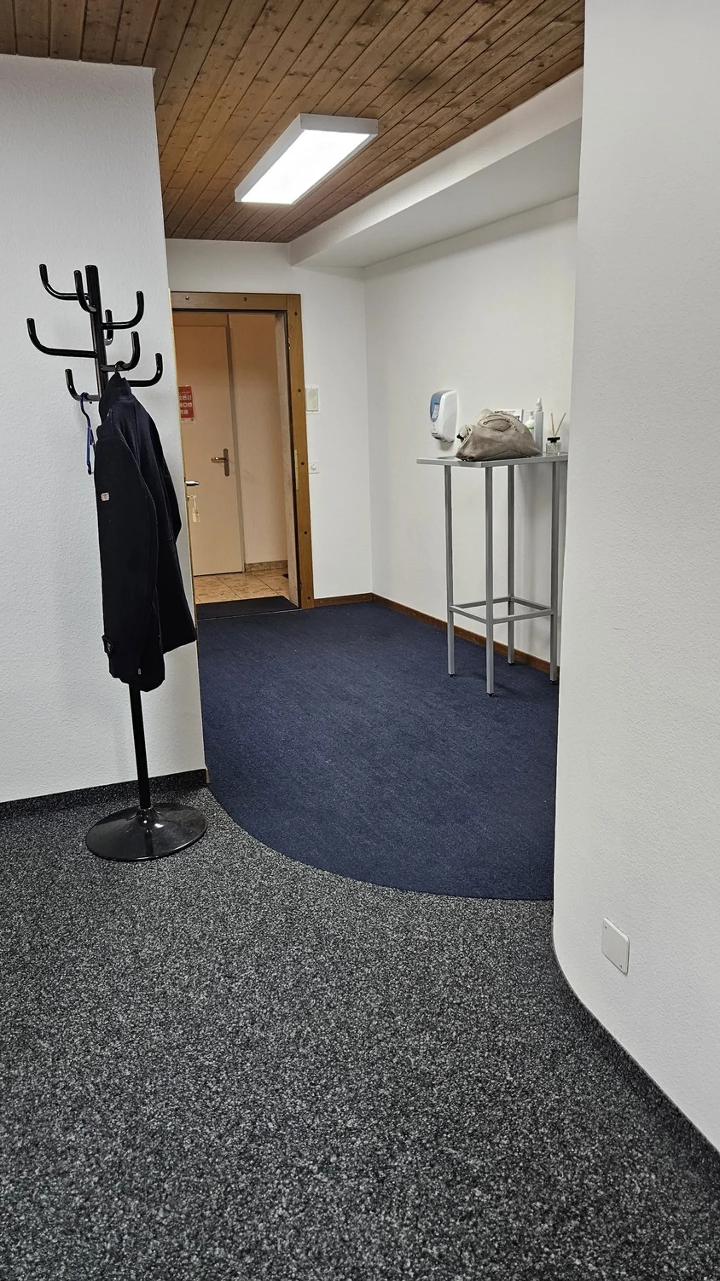 Affordable office space for subletting for at least 1 year - Photo 4 of 8