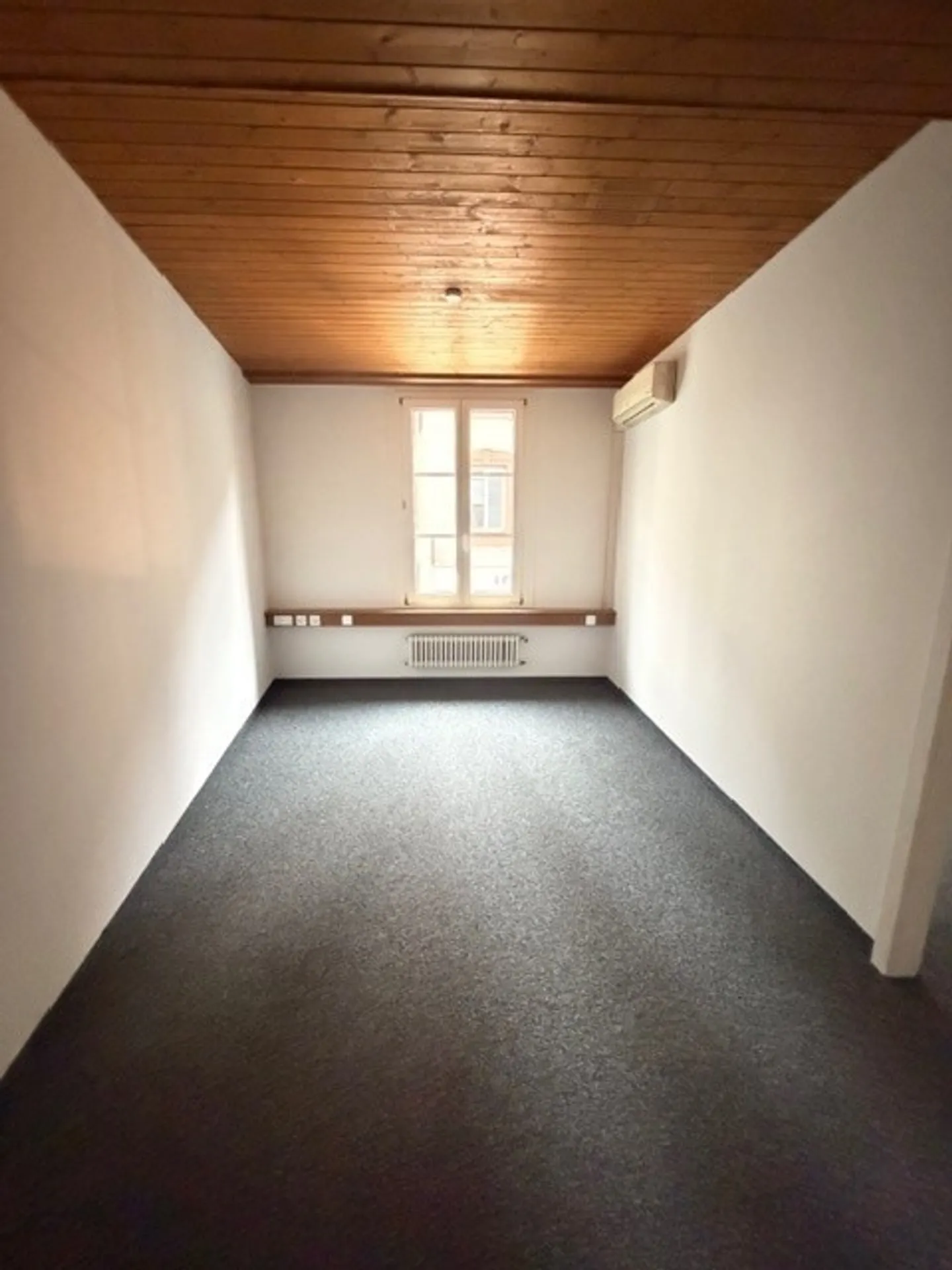 Affordable office space for subletting for at least 1 year - Photo 8 of 8