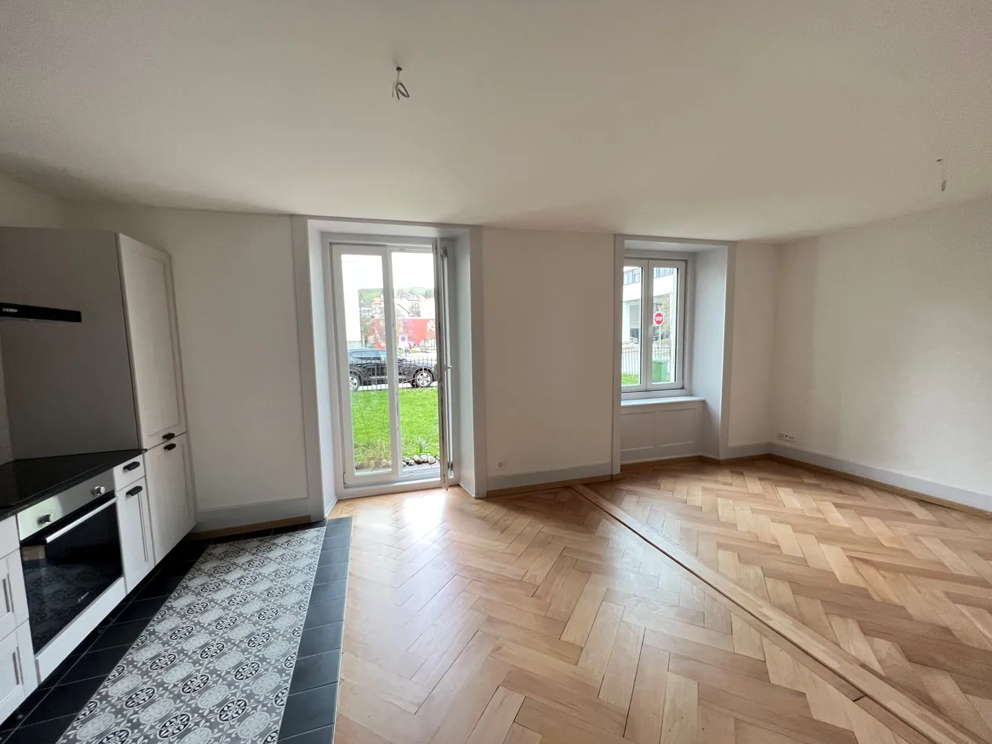 Hôtel-de-Ville 23 - Wunderschöne renovierte Erdgeschosswohnung mit direktem Zugang zum privaten Garten - Foto 2 von 9