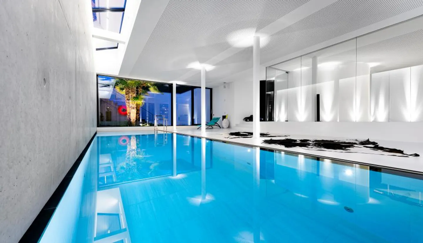 ESCLUSIVITÀ: Complesso residenziale spazioso di un tipo speciale, completamente privato e sicuro, con area benessere, giardino, patio alberato e parcheggio privato per 4 a 6 auto - Foto 1 di 9