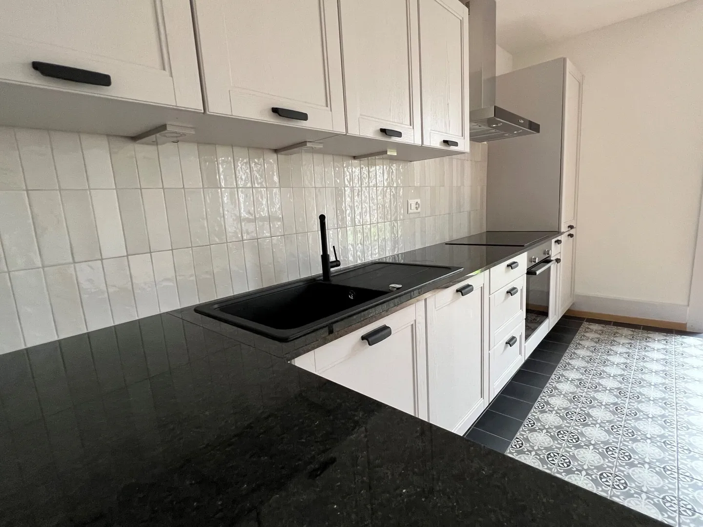 Hôtel-de-Ville 23 - Wunderschöne renovierte Erdgeschosswohnung mit direktem Zugang zum privaten Garten - Foto 7 von 9