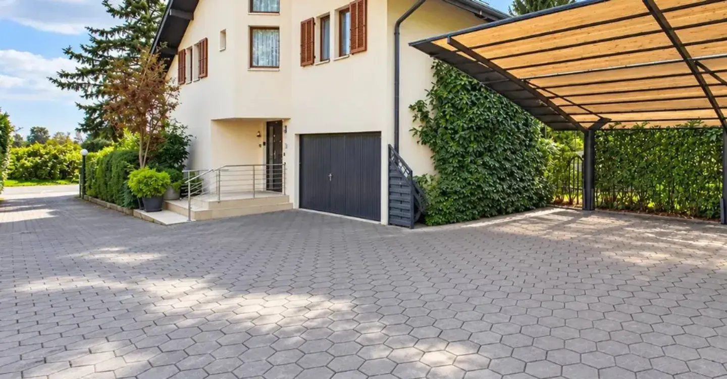 Casa familiare su più livelli con giardino paesaggistico - Foto 2 di 15
