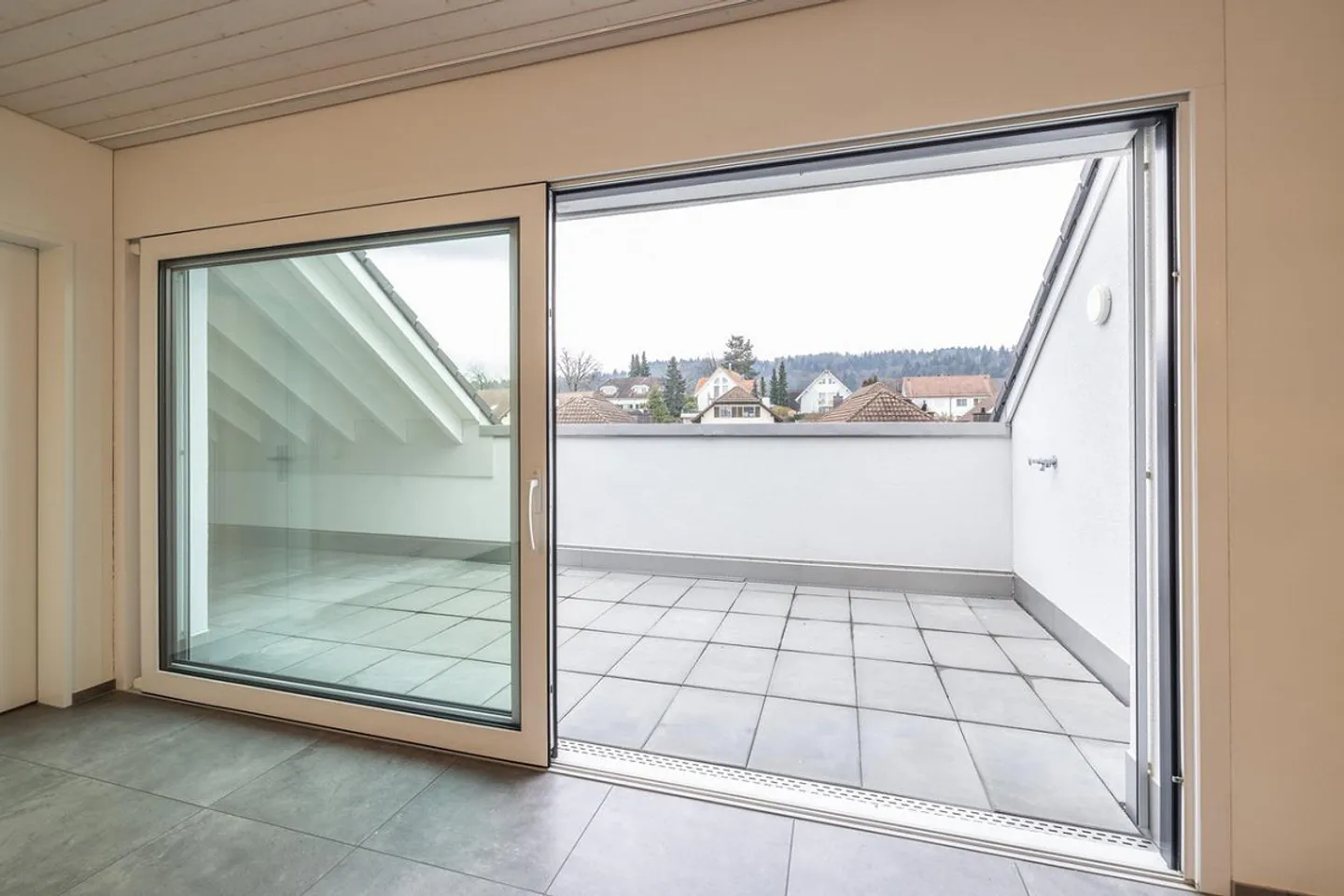 Modern Penthouse with Balcony - Photo 4 of 13