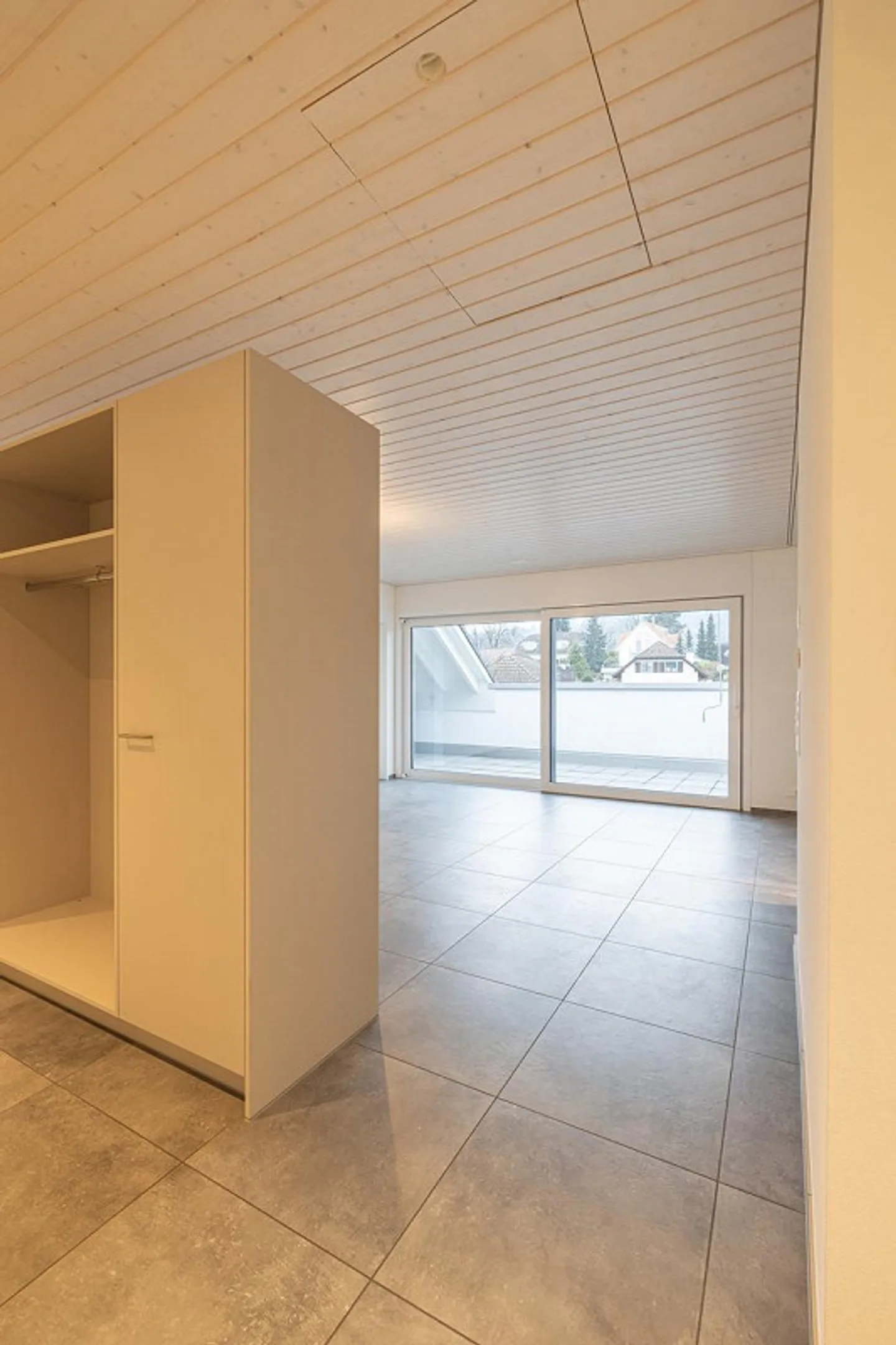 Modern Penthouse with Balcony - Photo 6 of 13