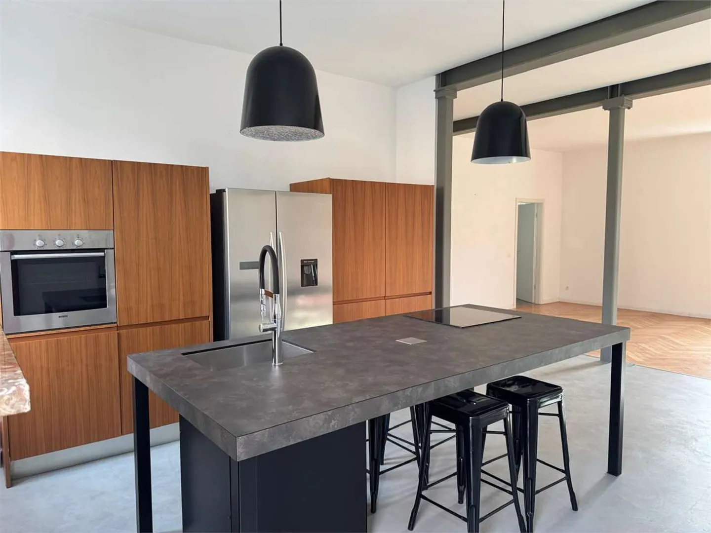 Elegant house for rent in Chiasso near the center with large garden - Photo 1 of 8