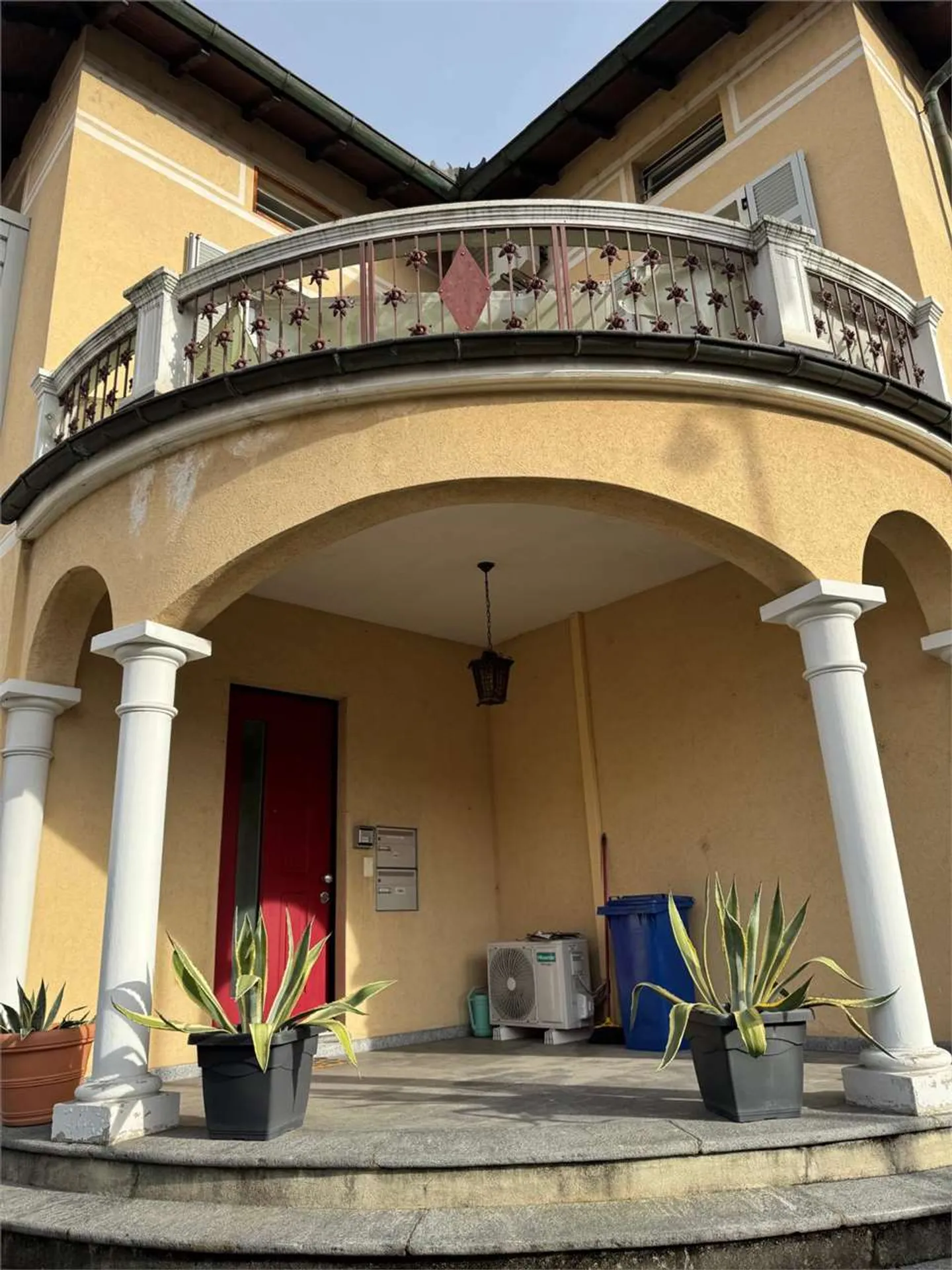 Elegant house for rent in Chiasso near the center with large garden - Photo 7 of 8