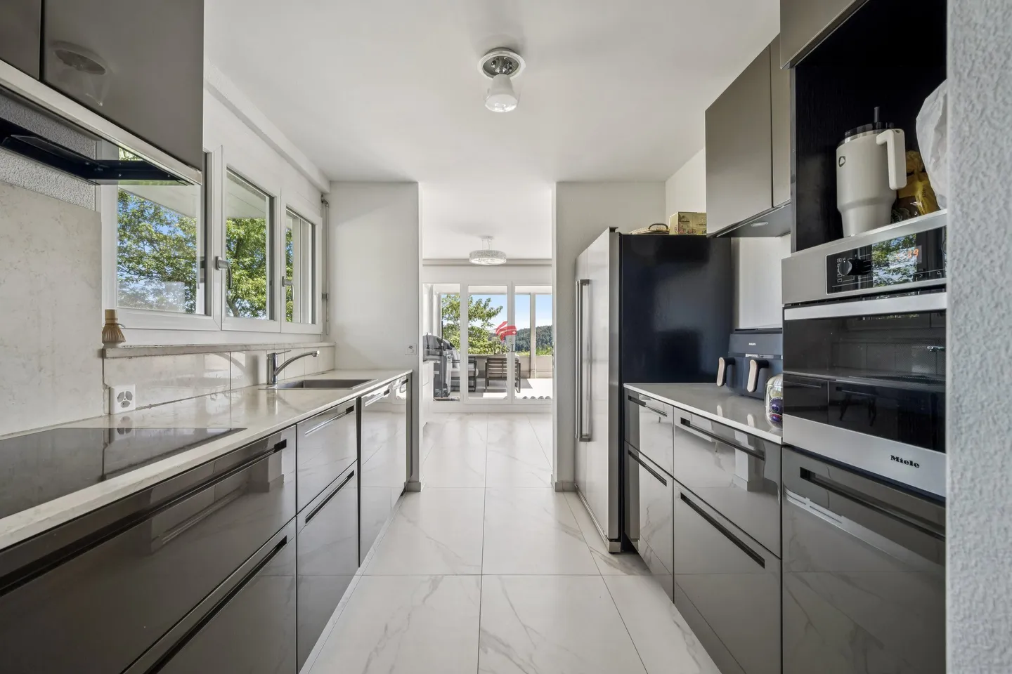 Sunny Terrace Apartment - Central and Quiet - Photo 4 of 11