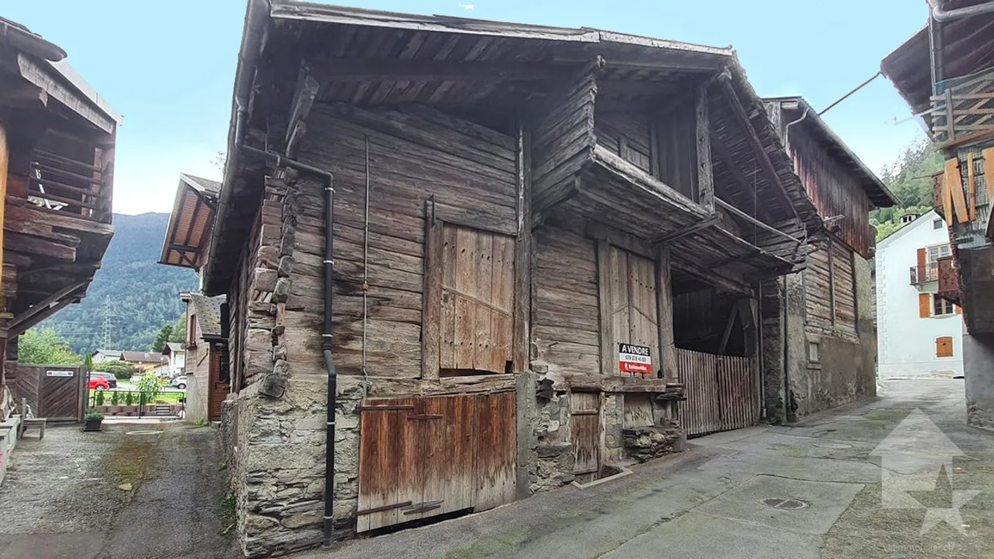 Una stalla da ristrutturare nel cuore del villaggio di Sembrancher - Foto 1 di 19
