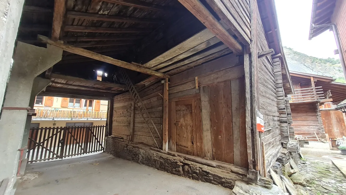 Una stalla da ristrutturare nel cuore del villaggio di Sembrancher - Foto 14 di 19