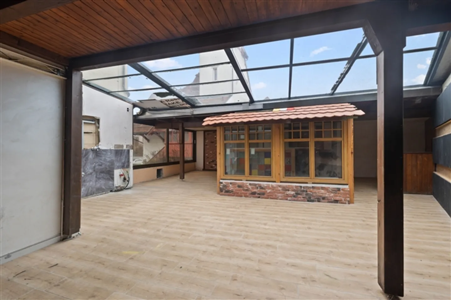 Central Residential and Commercial Building, 3 Units, Schöftland - Photo 3 of 13