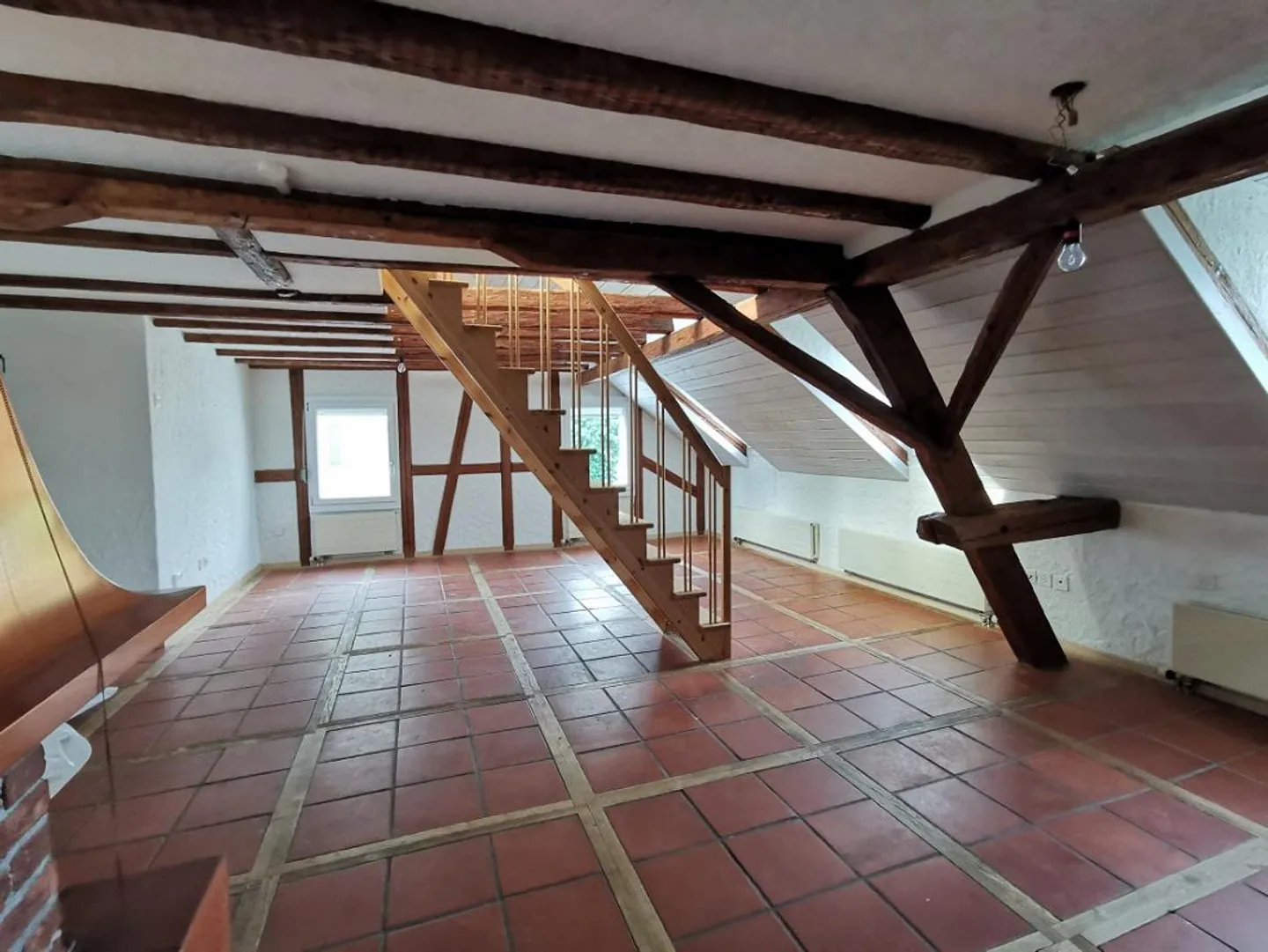 Appartamento mansardato ristrutturato di 2,5 locali in un quartiere tranquillo - Foto 2 di 5