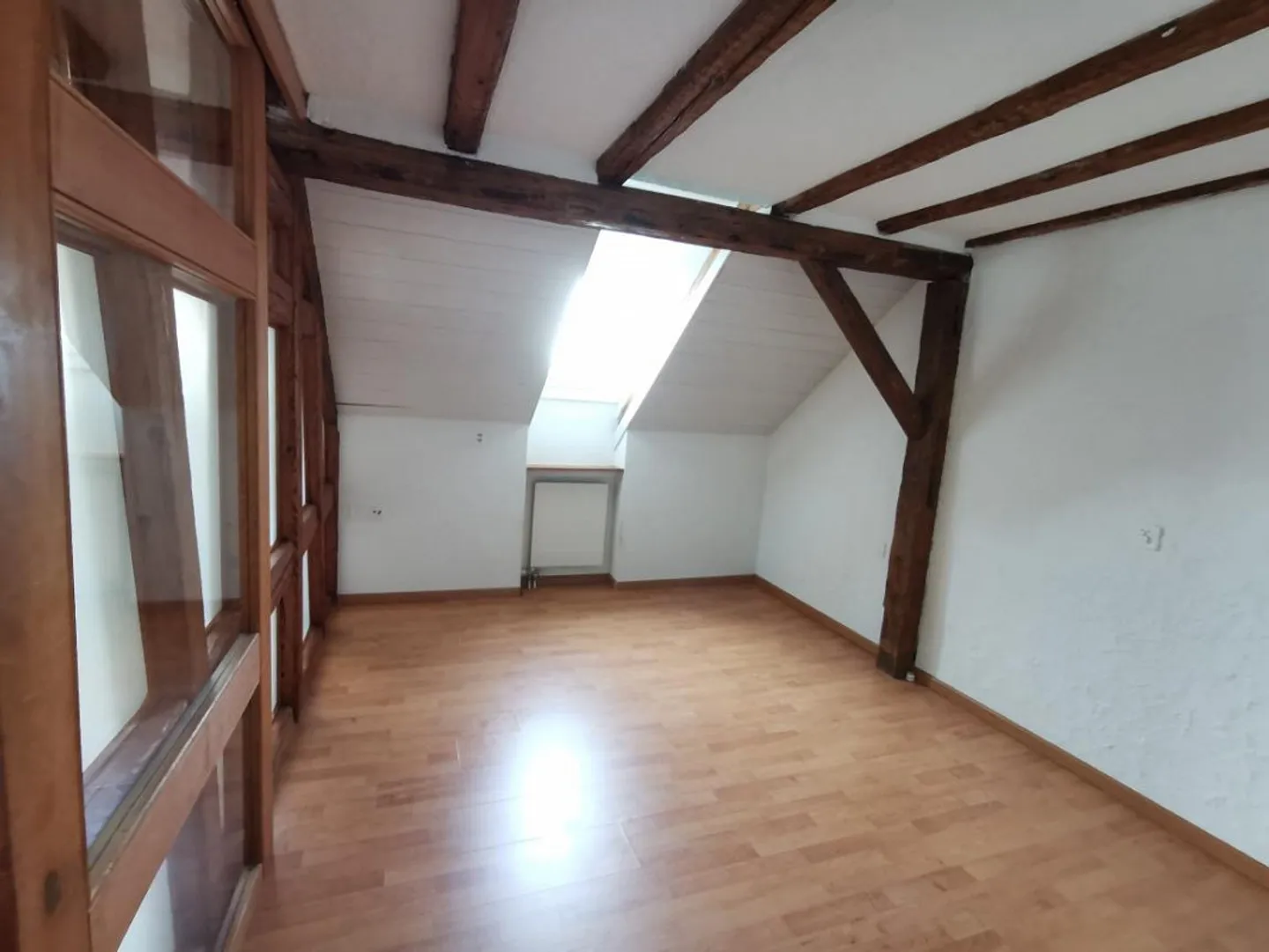 Appartamento mansardato ristrutturato di 2,5 locali in un quartiere tranquillo - Foto 3 di 5