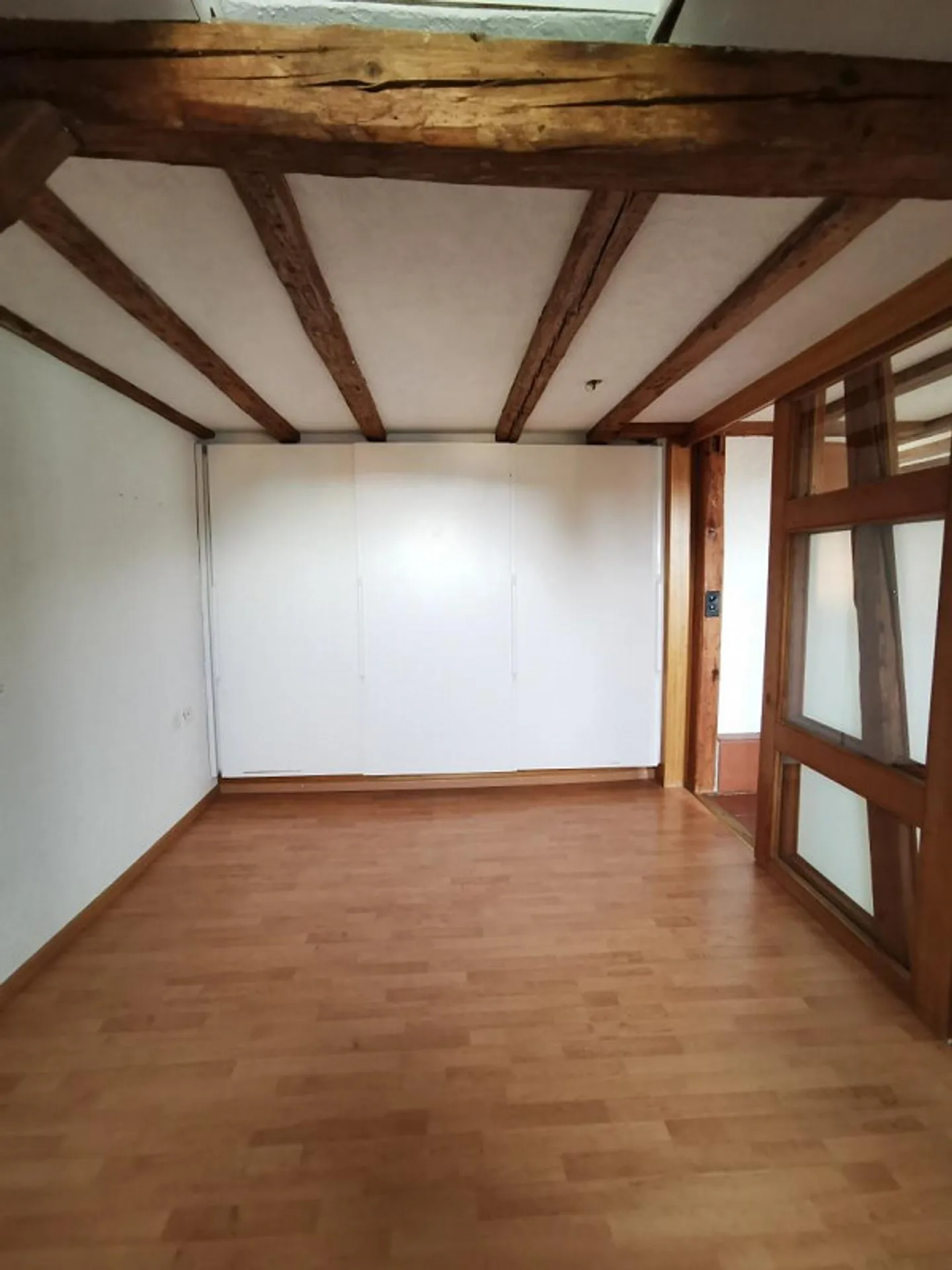 Appartamento mansardato ristrutturato di 2,5 locali in un quartiere tranquillo - Foto 4 di 5