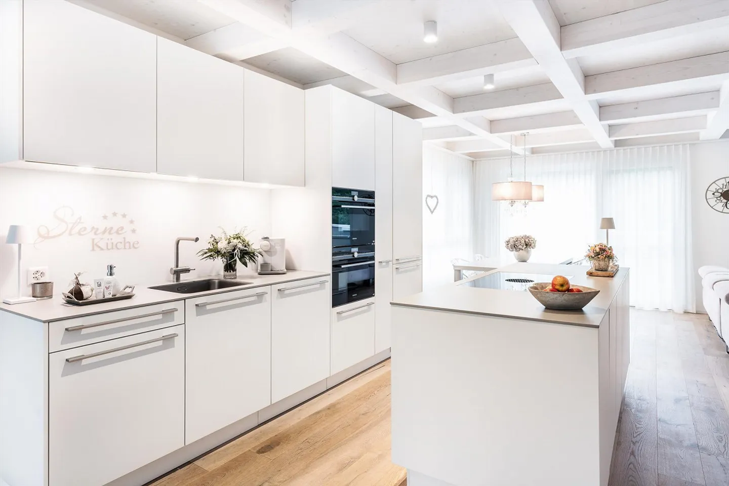 Exclusive penthouse apartment with spacious terrace and garden area - Photo 5 of 20