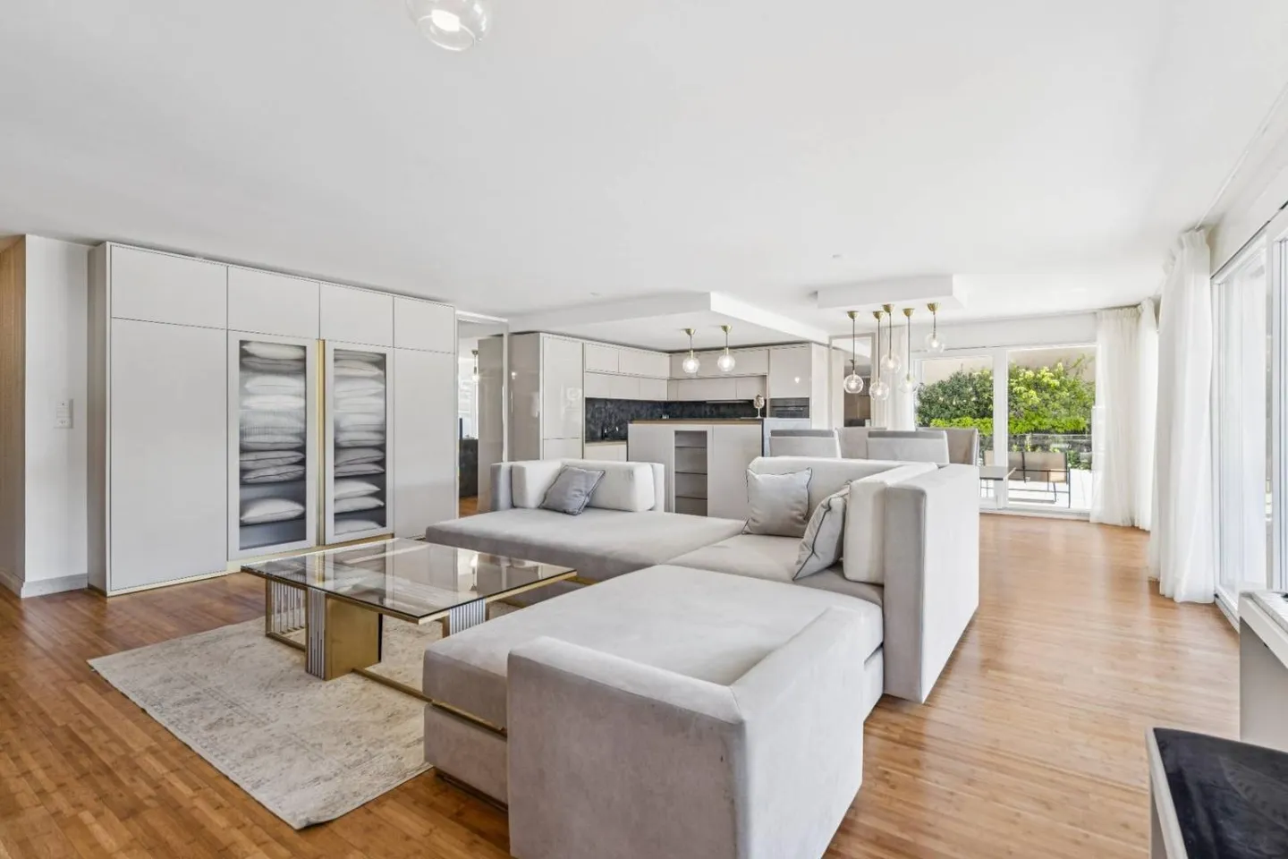 Spacious Ground Floor with 4.5 Rooms, Close to the Center - Photo 4 of 11