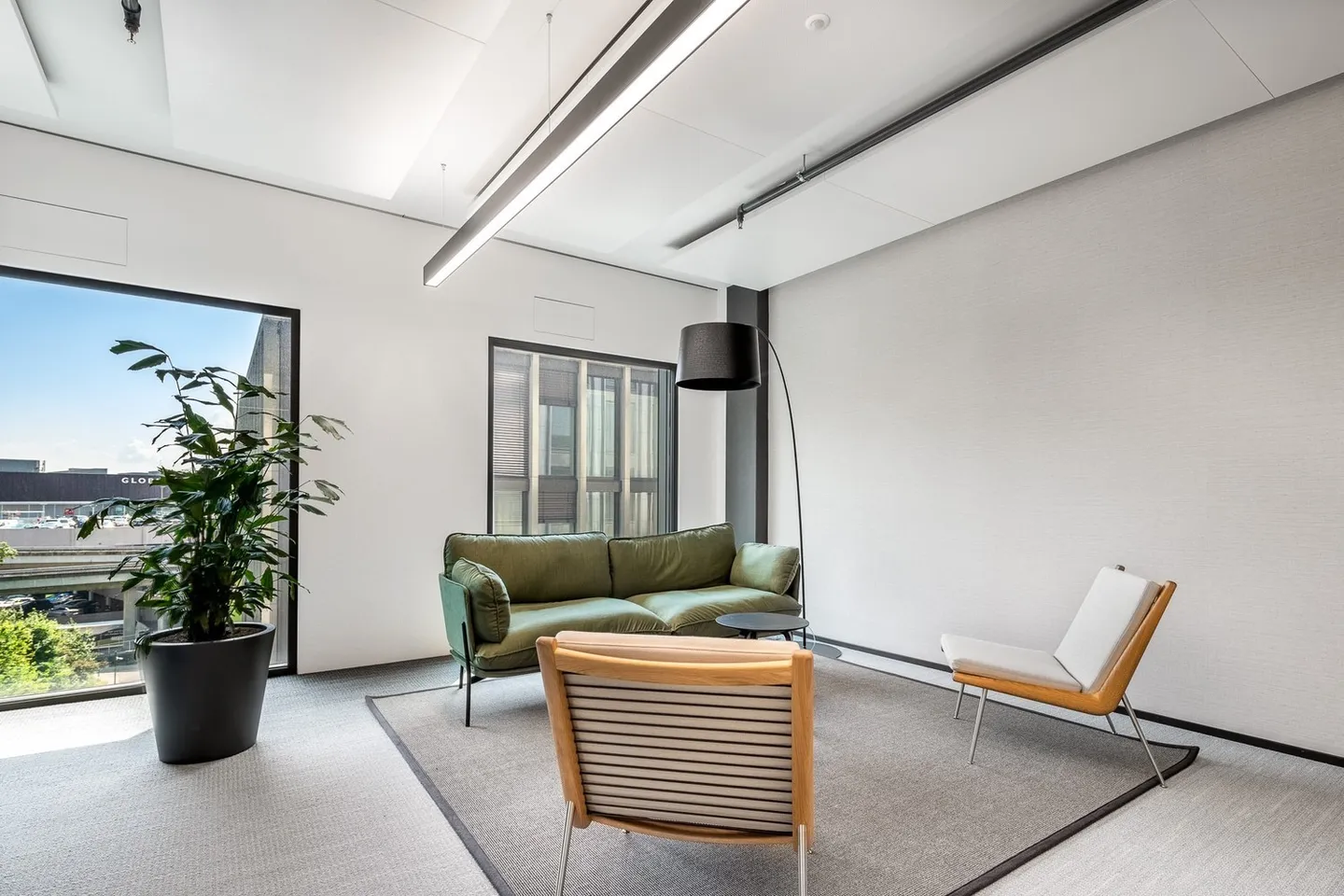 Exclusive Office Space in R2 Tower - Photo 4 of 13