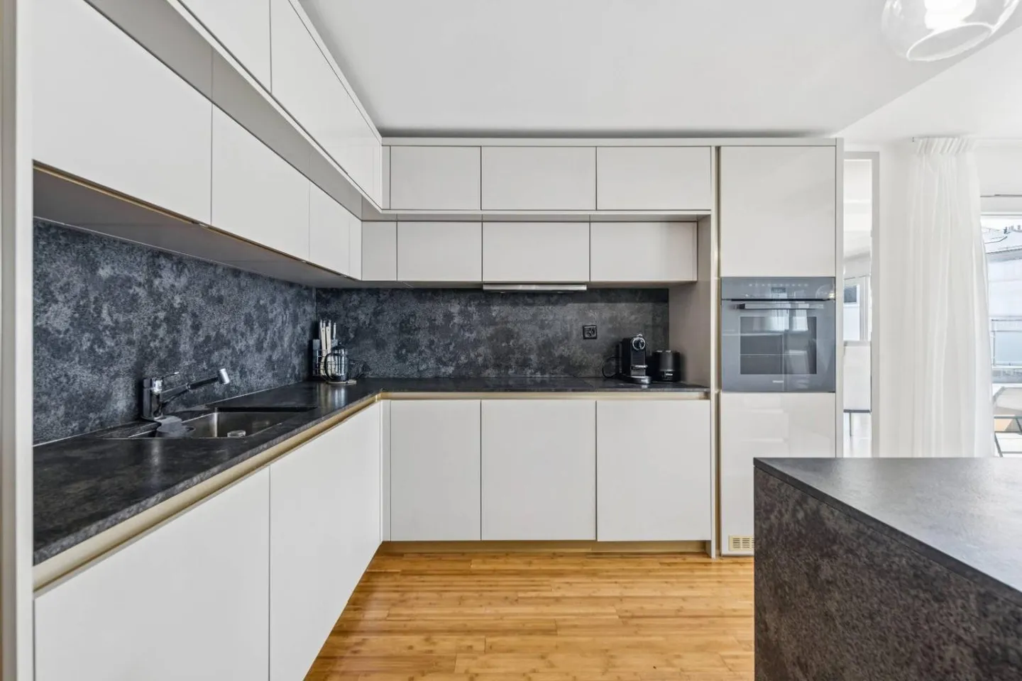 Spacious Ground Floor with 4.5 Rooms, Close to the Center - Photo 3 of 11