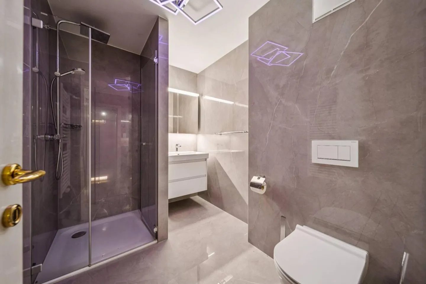 Spacious Ground Floor with 4.5 Rooms, Close to the Center - Photo 6 of 11
