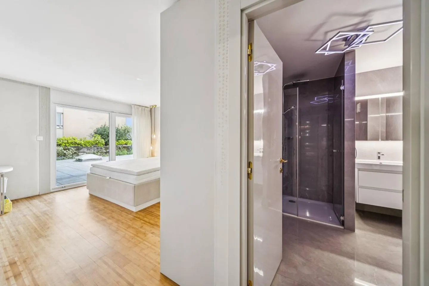 Spacious Ground Floor with 4.5 Rooms, Close to the Center - Photo 7 of 11