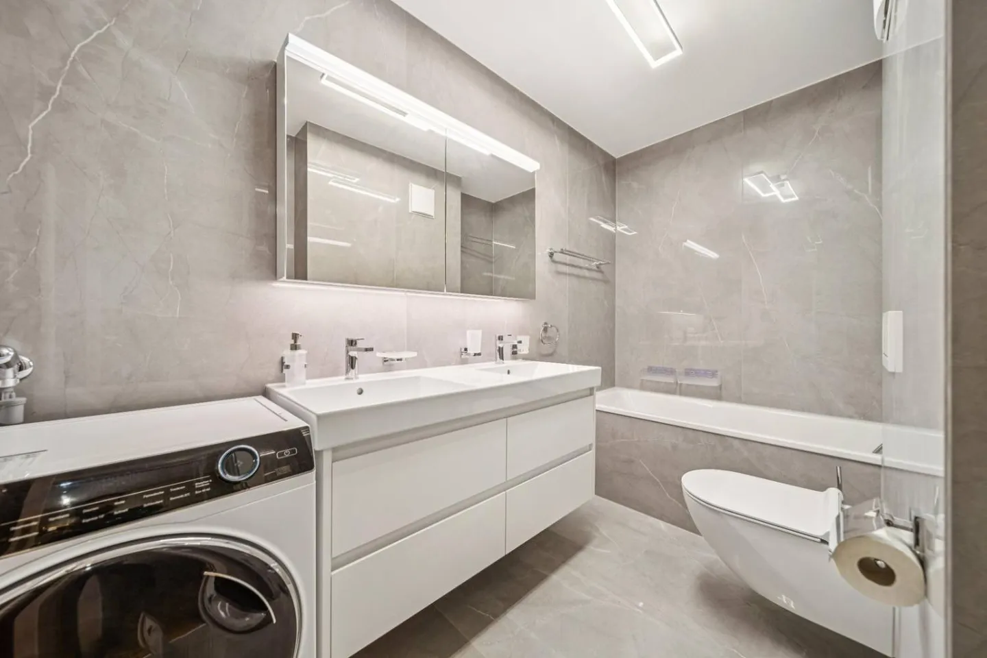 Spacious Ground Floor with 4.5 Rooms, Close to the Center - Photo 10 of 11