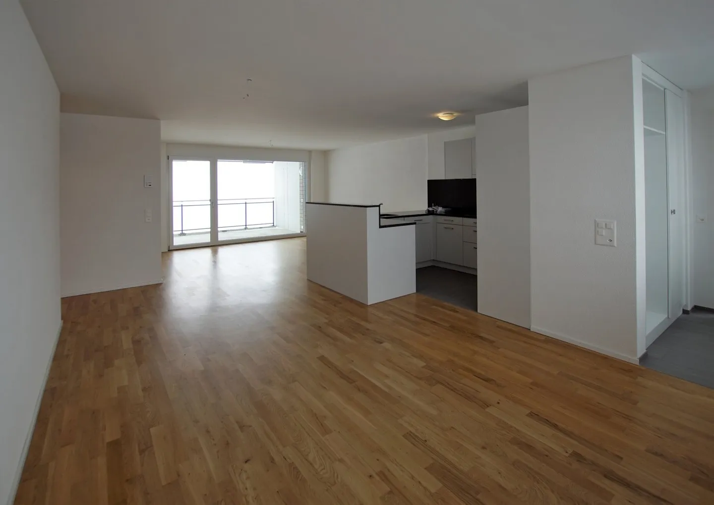 Appartement 4.5 pièces au 2ème étage - vie moderne dans un emplacement privilégié - Photo 2 sur 8