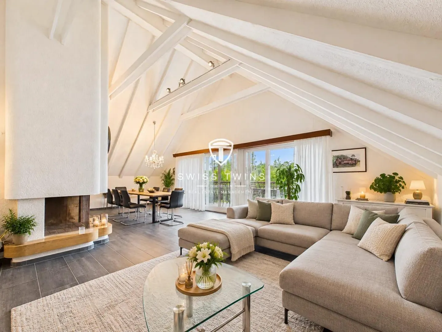 Geräumige Dachwohnung mit Balkonen - Foto 1 von 13