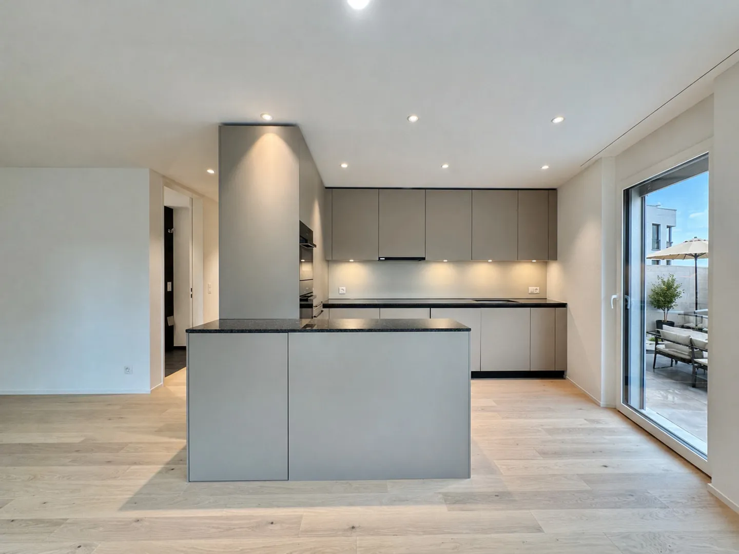 Exclusive 3.5-room apartment with terrace, preferred location - Photo 1 of 10