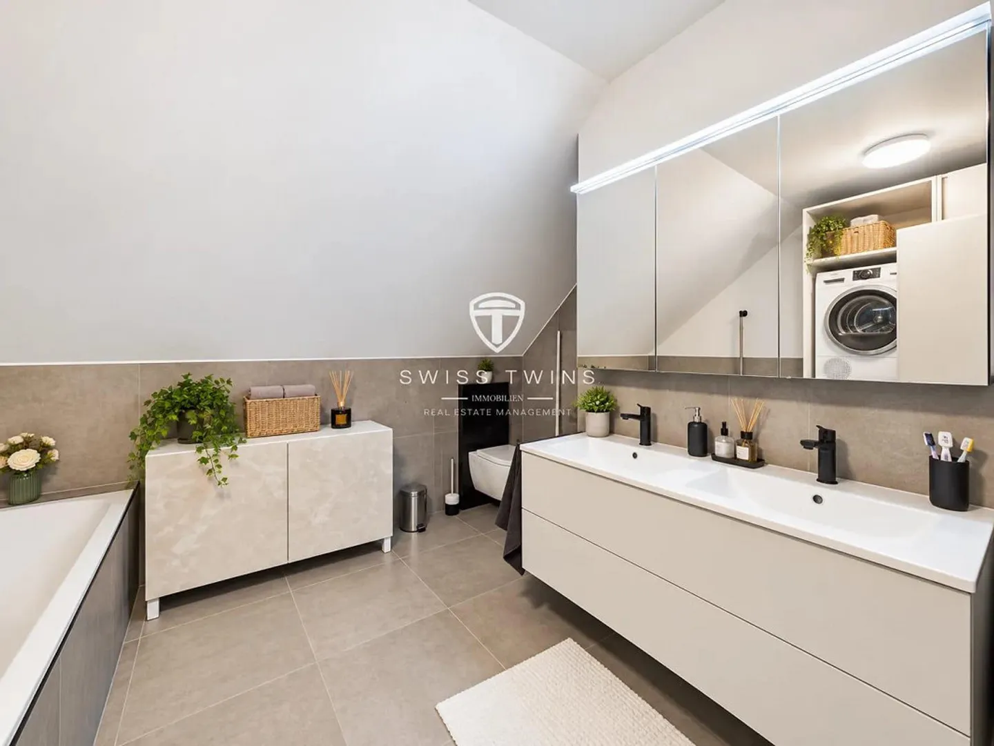 Geräumige Dachwohnung mit Balkonen - Foto 8 von 13